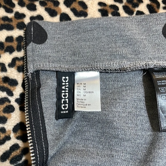 H&M Grey Hearts 🖤 Skater Skirt Medium Pleated Stretch Zipper Black Prep Summer - Picture 7 of 12